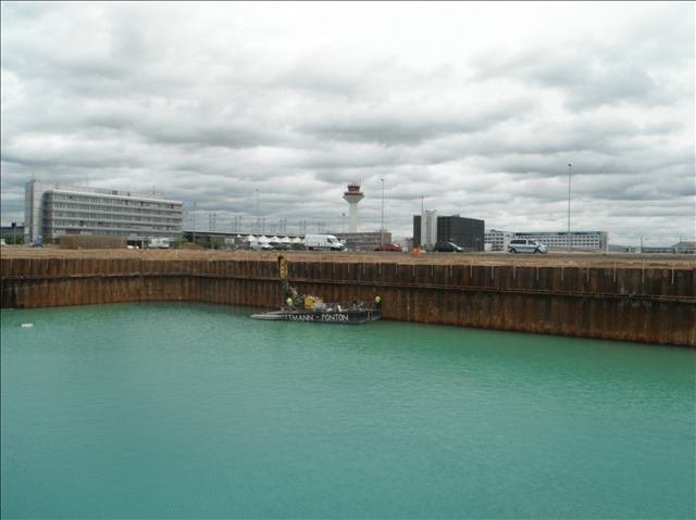 Frankfurt, Fraport: Regenrückhaltebecken